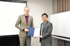 Wręczenie-nagrody-organizator_konferencji-arch.-pryw.-Mateusz-Sumorek