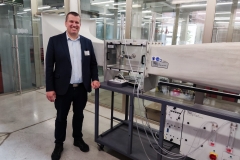 Rys.-2.-Dr-inz.-Rafal-Gradzki-przy-stanowisku-do-badan-aerodynamicznych-podczas-wizyty-w-laboratoriach-IBERO