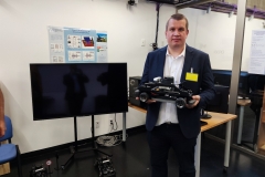 Rys.-4.-Dr-inz.-Rafal-Gradzki-podczas-wizyty-w-laboratoriach-mechatroniki-IBERO-na-fotografii-z-pojazdem-autonomicznym