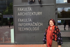 Przed budynkiem Wydziału Architektury Uniwersytetu Technicznego w Pradze (fot. A. Jakimowicz)