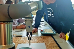 Dr arch. A. Jakimowicz podczas warsztatów z robotyki w Pradze (fot. A. Modzelewska)