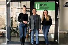 Spotkanie w siedzibie BOKU University w Wiedniu. Doktoranki mgr inż. Adriana Dowbysz, mgr inż. Ewelina Golebiewska, Prof. Rafat Al Afif.