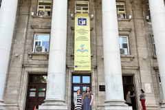 University-of-Ruse-–-gmach-glowny.-Od-lewej-dr-hab.-inz.-Magdalena-Lepicka-mgr-inz.-Magdalena-Rodziewicz-Weremczuk.-Fot.-archiwum-prywatne-M.-Lepickiej