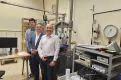 Fot.-3.-Prof.-Dimitrios-Pitilakis-dr-inz.-Wojciech-Gosk-Wojciech-Konopacki-w-Laboratorium-Mechaniki-Gruntow