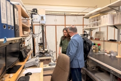 Fot.-5.-dr-inz.-Wojciech-Gosk-w-Laboratorium-Mechaniki-Gruntow
