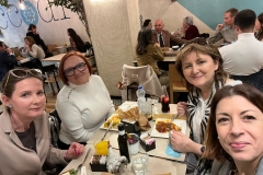 Lunch-z-szefowa-zespolu-projektowego-Loredana-Pantano-oraz-dyrektorem-Centrum-Jezykowego-Olga-Denti