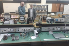 25.-Dr-Branko-Koprivica-Associate-Professor-omawia-stanowiska-dydaktyczne-Laboratorium-Podstaw-Elektrotechniki