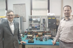 3.-Dr-Marko-Rosic-Associate-Professor-oraz-dr-inz.-Andrzej-Andrzejewski-w-laboratorium-Automatyki-Napedu-Elektrycznego