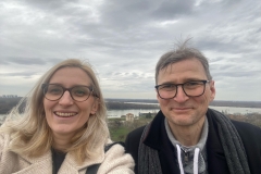 36.-Pani-dr-Lena-Tica-Assistant-Professor-oraz-dr-inz.-Andrzej-Andrzejewski-na-tle-rzeki-Dunaj