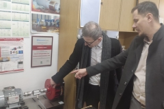 5.-Dr-inz.-Andrzej-Andrzejewski-zwiedza-laboratorium-Maszyn-Elektrycznych-w-Faculty-of-Technical-Sciences-Cacak-University-of-Kragujevac