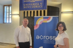 Foto.-1.-Prof.-Irina-Cristea-po-prawej-z-informacja-o-ACROSS-fot.-A.-Mystkowski