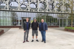 Dr inż. Roman Trochimczuk, dr inż. Adam Wolniakowski oraz mgr inż. Radosław Tomaszewski przed wejsciem do budynku glownego SDU, fot. archiwum prywatne