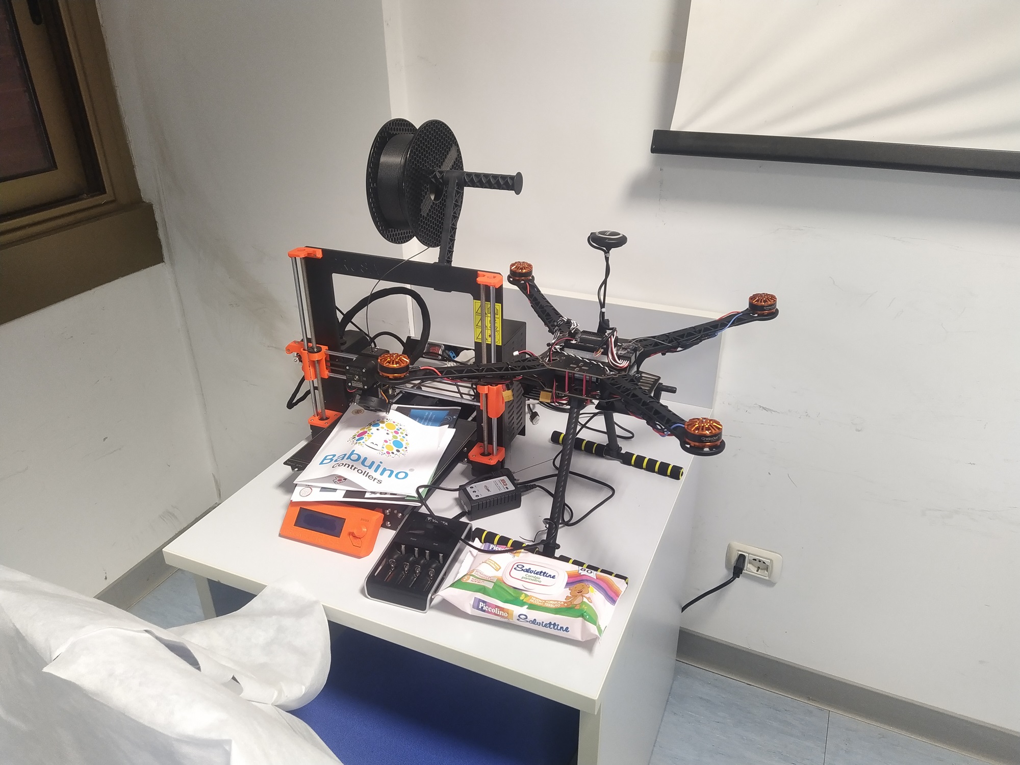 stanowisko_zajeciowe_z_dronem_i_drukarka_3d
