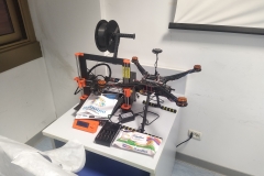 stanowisko_zajeciowe_z_dronem_i_drukarka_3d