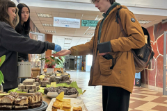 Walentynkowy-kiermasz-ciast-18