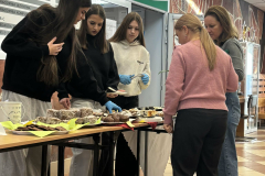 Walentynkowy-kiermasz-ciast-9