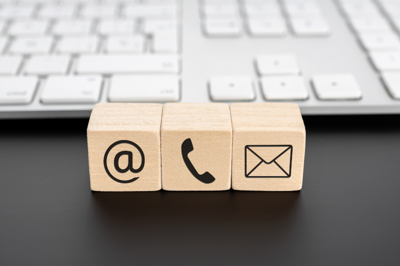 kostki zikonami @, telefonu oraz poczty