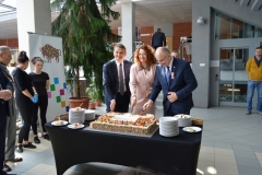 Rektor PB, Prezes GUM i Dyrektor OUM w Białymstoku podczas dzielenia tortu z okazji 100-lecia administracji miar w Białymstoku