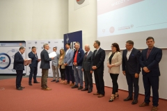 Dziekan WE PB wręcza podziękowania Sponsorom konkursu