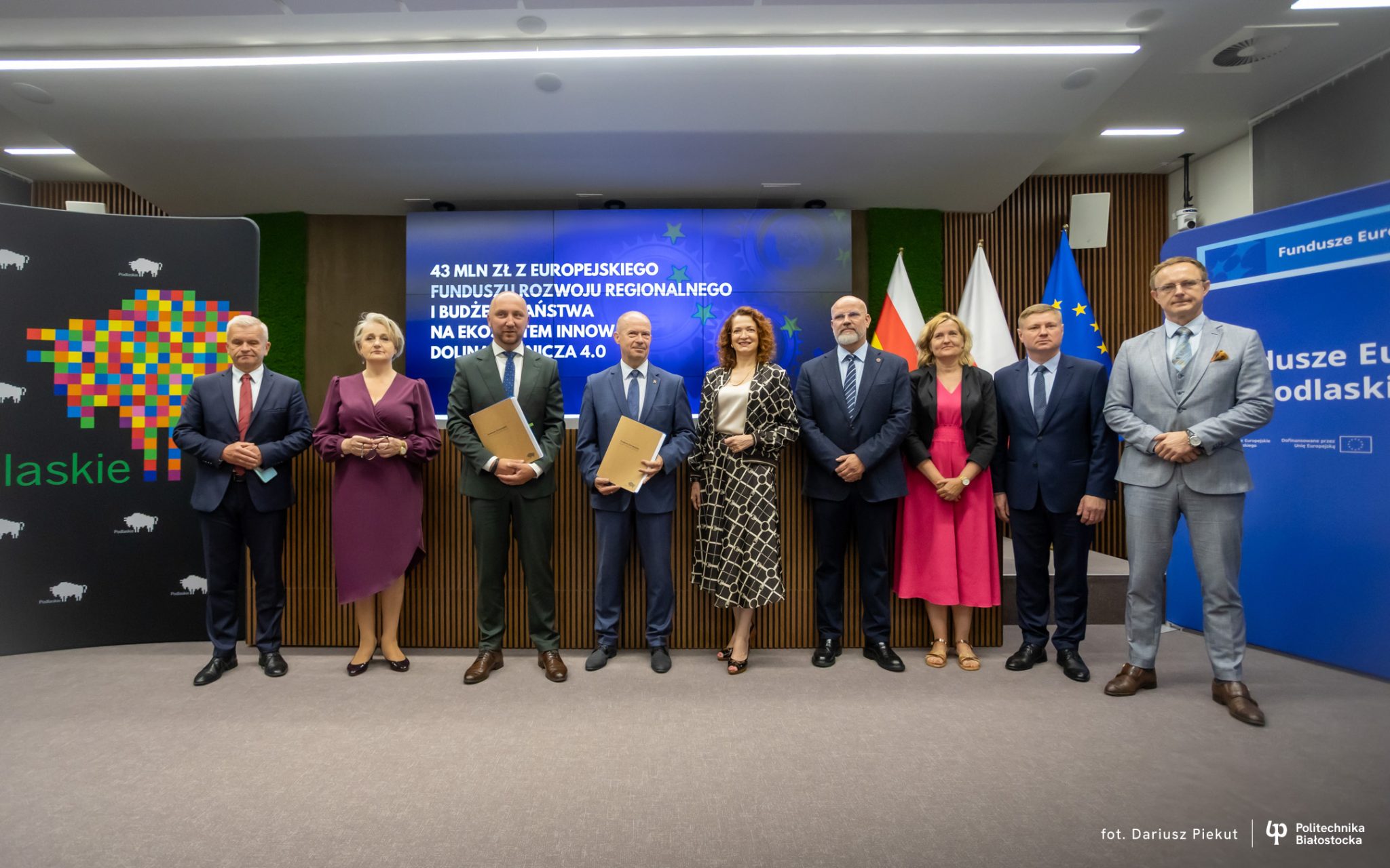 Grupa 9 elegancko ubranych osób, wśród nich Rektor Politechniki Białostockiej
