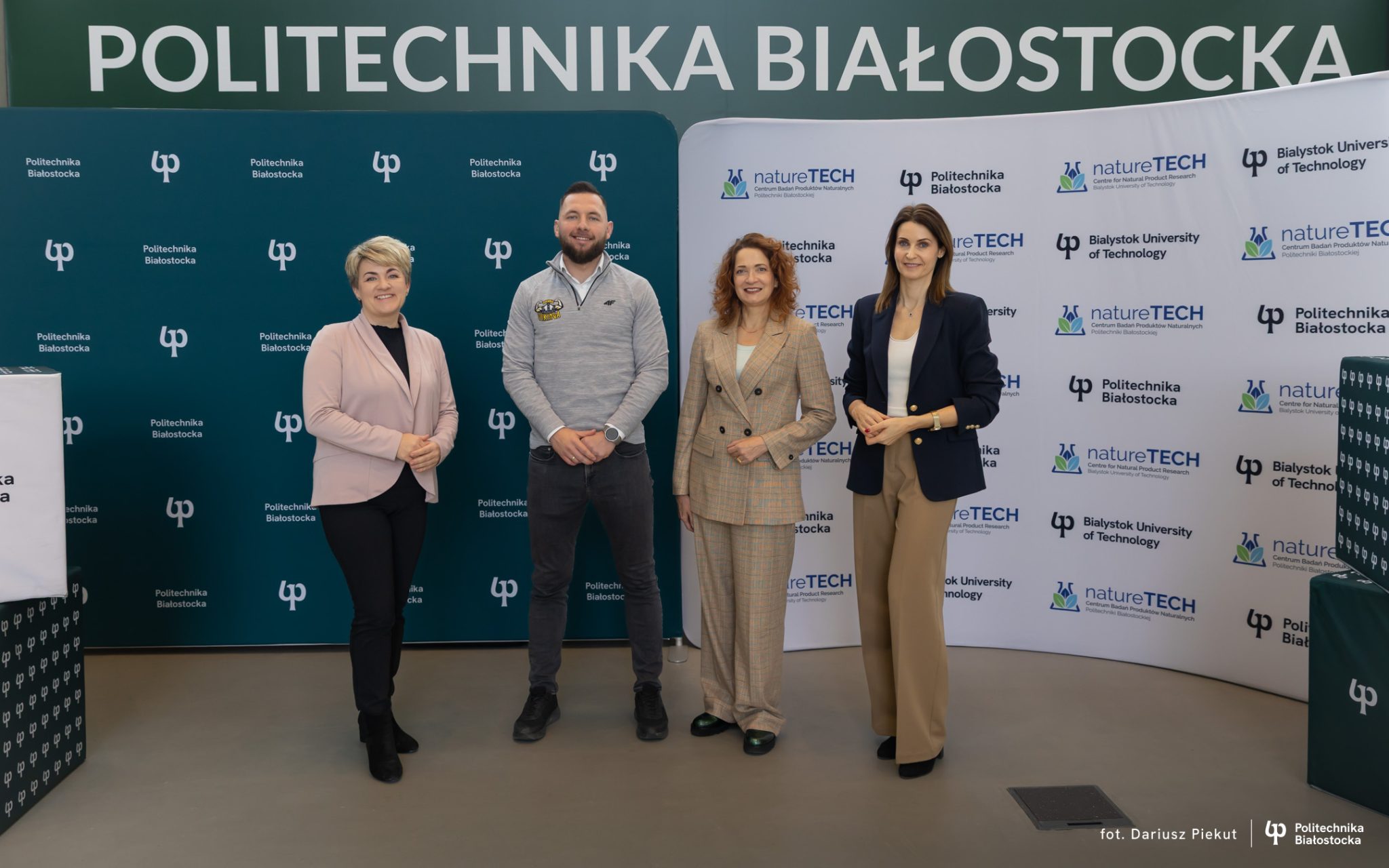 Trzy kobiety ( wśród nich Rektor PB) oraz mężczyzna stoją na tle ścianki do zdjęć. Nad nimi duży napis Politechnika Białostocka