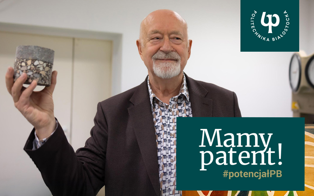 Mężczyzna z siwą bródką pokazuje fragment z warstwą z betonu geopolimerowego.