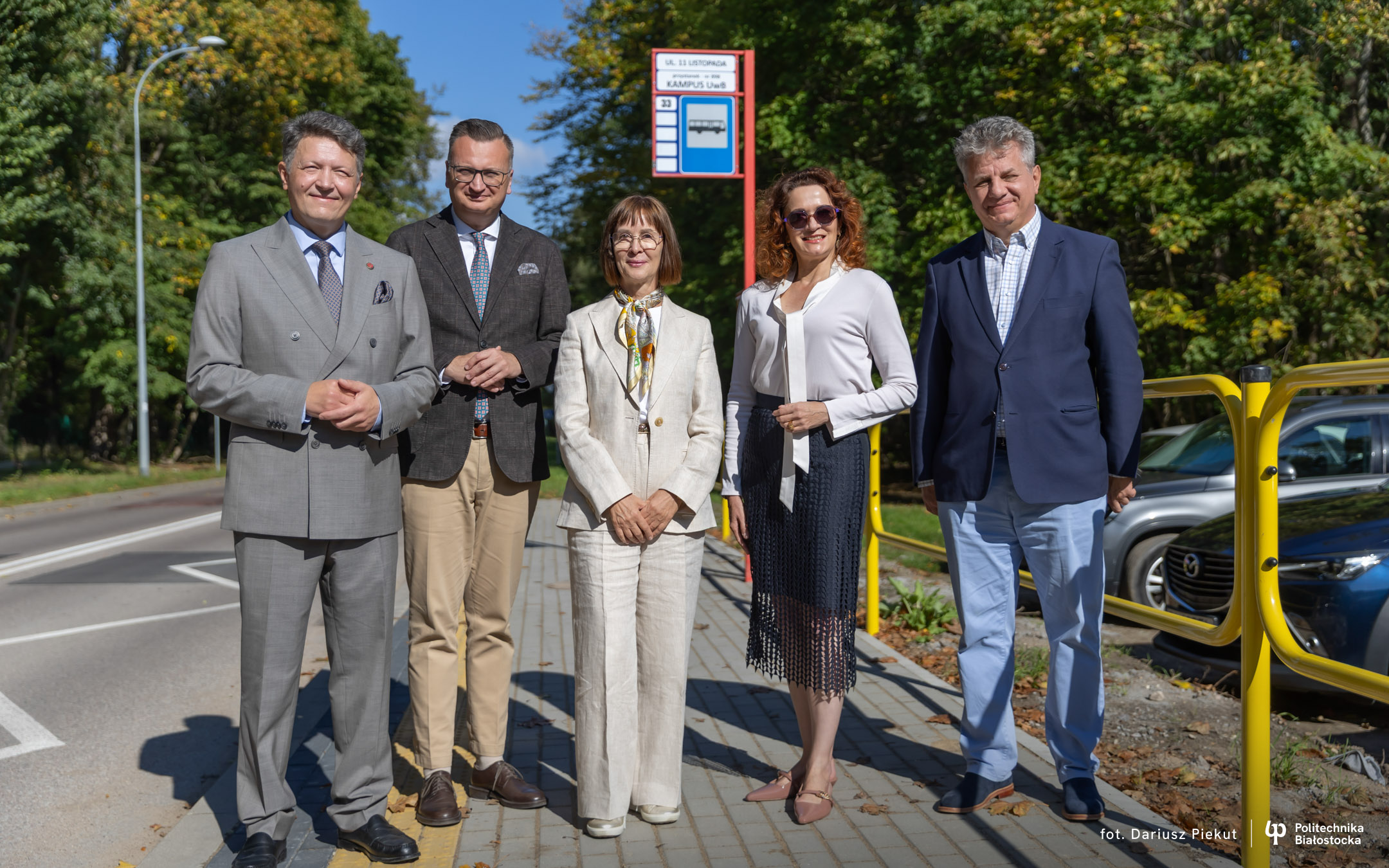 Przedstawiciele władz miasta i białostockich uczelni (od lewej: Rektor UwB prof. Mariusz Popławski, Prezydent Białegostoku, Zastępca Prezydenta Miasta Białegostoku Rafał Rudnicki, prof. Ludmiła Marcinowicz z UMB, Rektor PB prof. Marta Kosior-Kazberuk oraz Dyrektor BKM Bogusław Prokop) stoją przy nowym przystanku autobusowym podczas prezentacji akademickiej linii nr 33.