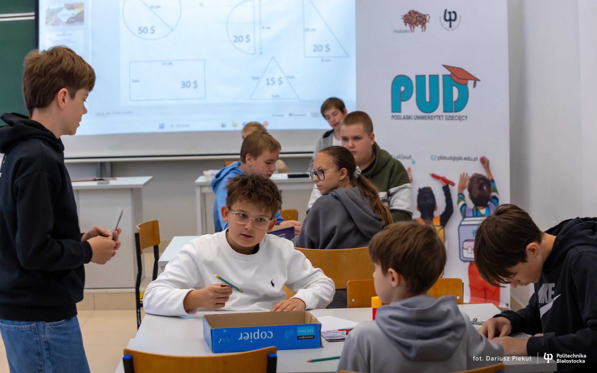 uczniowie na zajęciach