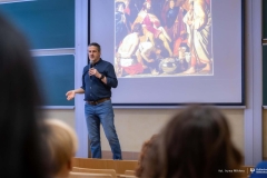 2026-01-23-Wykład-PZP-o Szczęściu, którego szukamy tam, gdzie go nie ma-PZP-Dostępna PB-fot-Iryna-Mikhno-PB