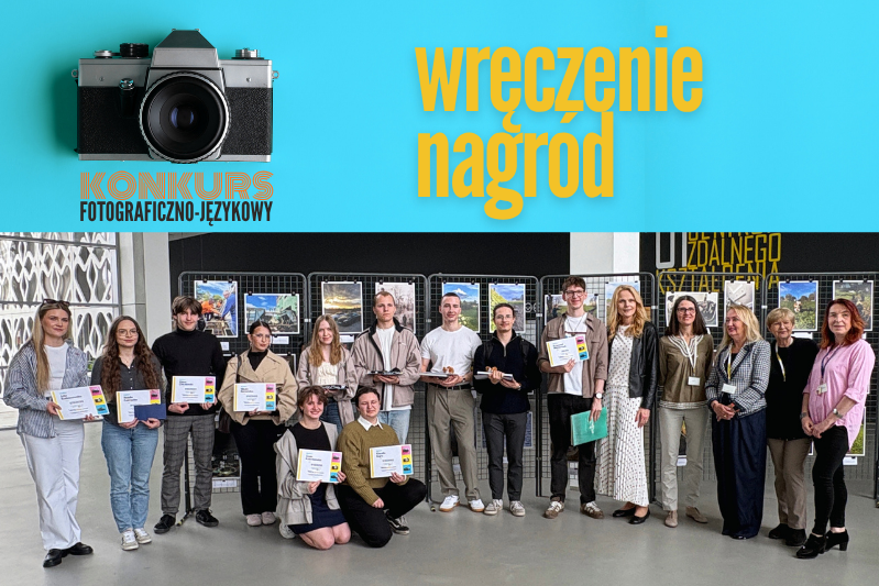Grafika promująca wręczenie nagród w konkursie fotograficzno‑językowym. W górnej części znajduje się ilustracja aparatu fotograficznego oraz napis „KONKURS FOTOGRAFICZNO‑JĘZYKOWY” i duży tytuł „wręczenie nagród” na turkusowym tle. W dolnej części widoczna jest grupa kilkunastu osób ustawionych w rzędzie i w pierwszym planie, trzymających dyplomy oraz nagrody. W tle znajdują się ekspozycyjne siatki z fotografiami prezentowanymi na wystawie oraz fragmenty napisów na ścianach budynku.