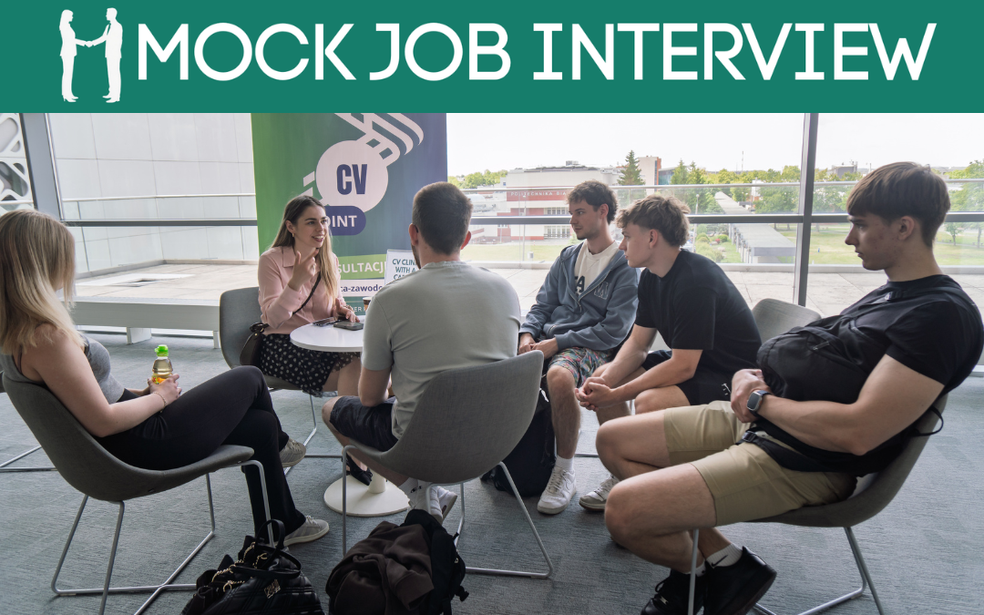 „Grafika z nagłówkiem „MOCK JOB INTERVIEW” na zielonym tle, uzupełniona ikoną dwóch osób podających sobie ręce. Na zdjęciu poniżej grupa sześciu osób siedzi na krzesłach ustawionych w okręgu wokół małego, białego stolika w nowoczesnej przestrzeni z dużymi oknami. Jedna osoba prowadzi rozmowę, gestykulując podczas wypowiedzi, a pozostali uczestnicy siedzą zwróceni w jej stronę. W tle widoczny jest zielony baner z napisem „CV” oraz elementy wnętrza budynku kampusowego. Na podłodze przy krzesłach znajdują się plecaki i torby.”