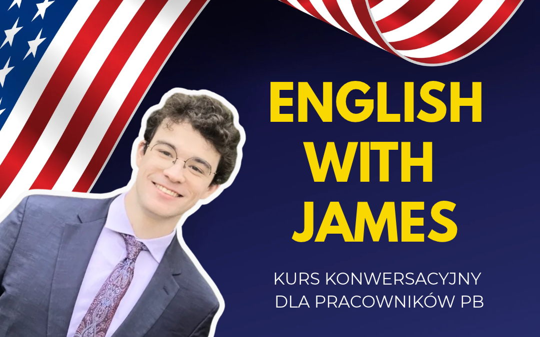 Grafika promująca kurs konwersacyjny języka angielskiego dla pracowników Politechniki Białostockiej. Na granatowym tle umieszczono zdjęcie osoby w formalnym stroju oraz duży napis „ENGLISH WITH JAMES”. W tle widoczny jest motyw flagi Stanów Zjednoczonych.