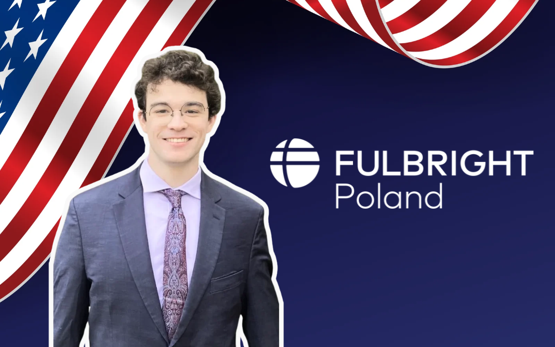 Grafika promująca program Fulbright Poland. Na granatowym tle widoczne jest zdjęcie osoby w formalnym stroju oraz logo „Fulbright Poland”. Górną i lewą część grafiki zdobi motyw flagi Stanów Zjednoczonych w formie falujących pasów i gwiazd.