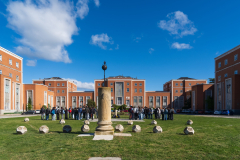 Studenci-na-terenie-kampusu.-Fot.-H.Bramska