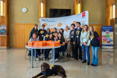 W-holu-budynku-Wydzialu-Budownictwa-grupa-przygotowujaca-sie-do-akcji-oddawania-krwi.-Fot.-H.Bramska