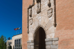 Zabytkowa-brama-przy-Wydziale-Architektury.-Fot.-H.Bramska