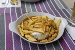 19-Francesinha-tradycyjna-zapiekana-kanapka-fot.-H.-Bramska