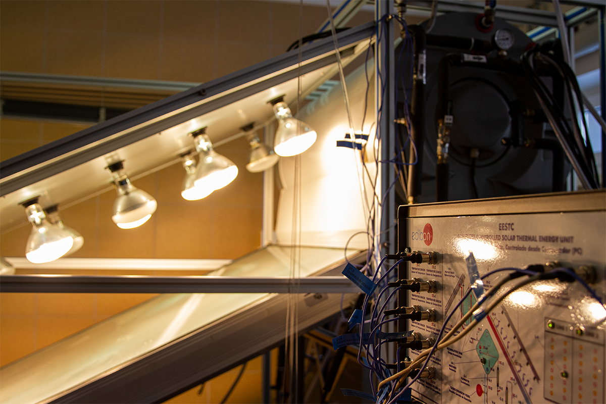 LABORATORIUM OZE AZE -STANOWISKO DO BADAŃ KOLEKTORÓW SŁONECZNYCH. fot. Gabriela Kościuk