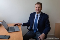 Dr inż. Aleh Marozau, prof. PB - Kierownik Katedry Hodowli i Użytkowania Lasu z Wydziału Budownictwa i Nauk o Środowisku Politechniki Białostockiej w swoim gabinecie_fot. Dariusz Piekut_6