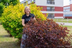 Koordynatorka celu Zielony kampus - dr inż. arch. Dorota Gawryluk z Wydziału Budownictwa i Nauk o Środowisku na terenie kampusu PB_fot. Dariusz Piekut_PB 3