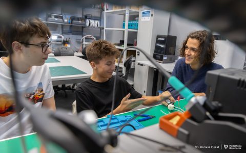 trzech uczniów w pracowni technicznej