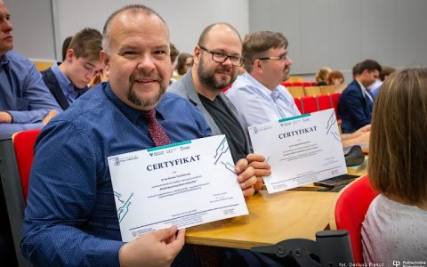 Pracownicy KAiR dr inż. Roman Trochimczuk i dr inż. Adam Wolniakowski z certyfikatami