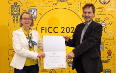 Prof. Joanna Ejdys odbiera nagrodę Best Poster Award na konferencji FICC 2024 w Berlinie, 4-5 kwietnia 2024 roku