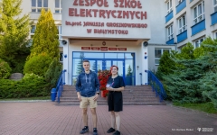 Uczniowie-pzred-budynkiem-Zespolu-Szkol-Elektrycznych-w-Bialymstoku-uczestnicy-konkursu-NAUKOLATEK_fot.-Dariusz-Piekut6