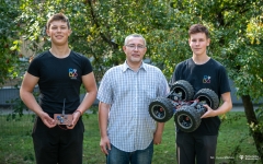 Uczniowie z ALO PB wraz z Opiekunem i robotem Spy Rover _foto-Iryna-Mikhno