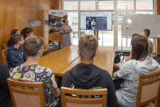 Uczniowie z Zespołu Szkół Handlowo-Ekonomicznych  słuchają prezentacji dotyczącej kierunków studiów oferowanych przez Wydział Mechaniczny Politechniki Białostockiej fot_Paweł Nowik