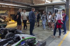 Uczniowie z Zespołu Szkół Handlowo-Ekonomicznych  oglądają  pojazdy stworzone przez studentów  w hali pojazdów na Wydziale Mechanicznym Politechniki Białostockiej fot_Paweł Nowik