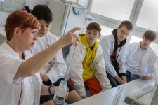 Uczniowie-XIII-LO-w-Bialymstoku-na-zajeciach-w-laboratoriach-Politechniki-Bialsotockiej-w-ramach-programu-Z-Technikum-na-Politechniki_fot.Dariusz-Piekut_PB-16