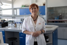 dr-hab.-Mariola-Samsonowicz-prof.-PB-z-Wydzialu-Budownictwa-i-Nauk-o-Srodowisku-Politechniki-Bialostockiej_w-laboratorium-WBiNS-fot.Dariusz-Piekut_PB-45