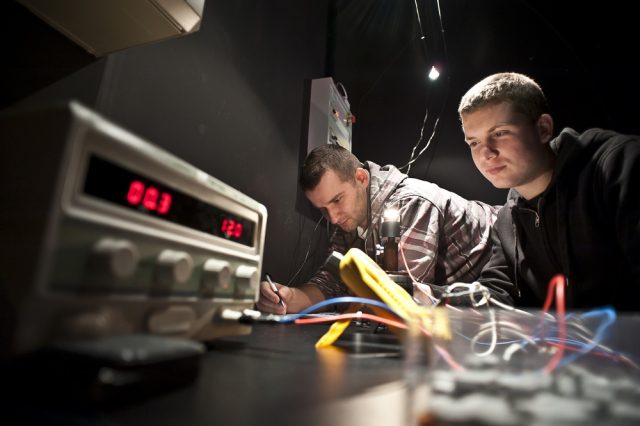Doktoranci podczas pracy w laboratorium